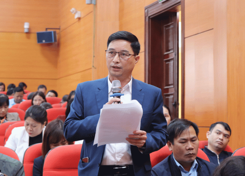 Cử tri huyện Lục Ngạn, Bắc Giang phát biểu ý kiến trong một buổi tiếp xúc với Tổ đại biểu HĐND tỉnh